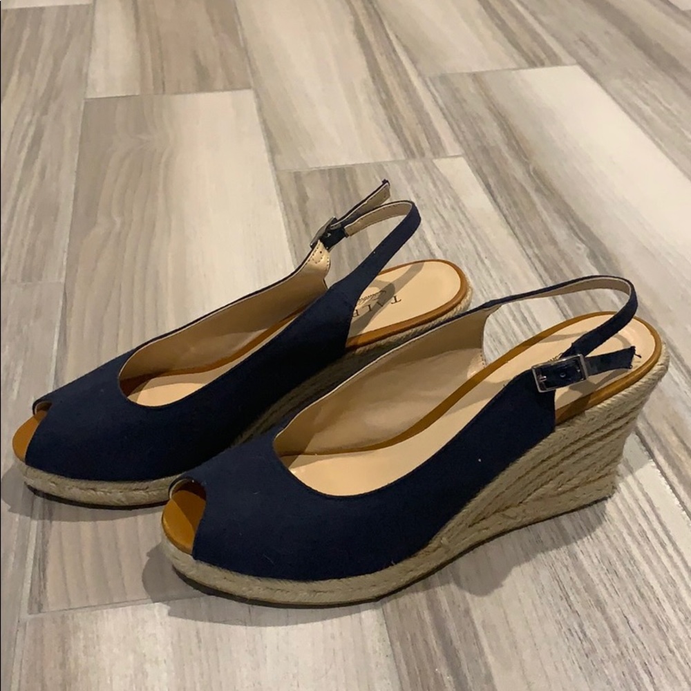 Navy blue Talbots espadrilles with peep toe👀